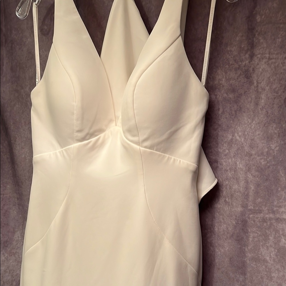 Elegant Ivory V Neck wedding dress with LOW back D3985 - Picture 9 of 9